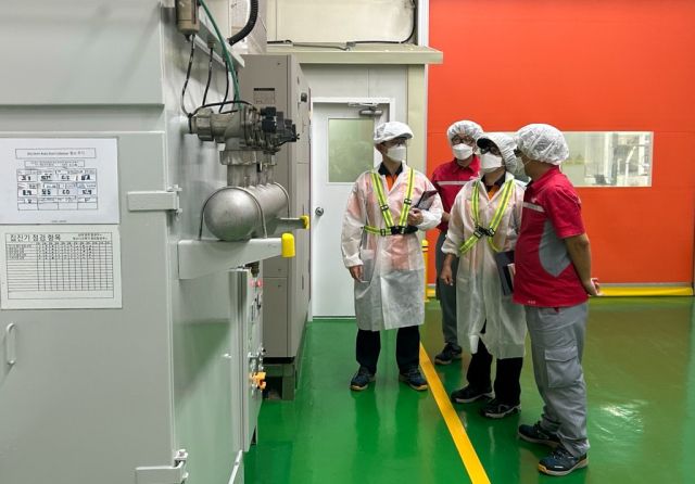 의왕소방서 직원들이 의왕시 고천동의 한 작업장에서 현장 안전지도를 실시하고 있다. 의왕소방서 제공