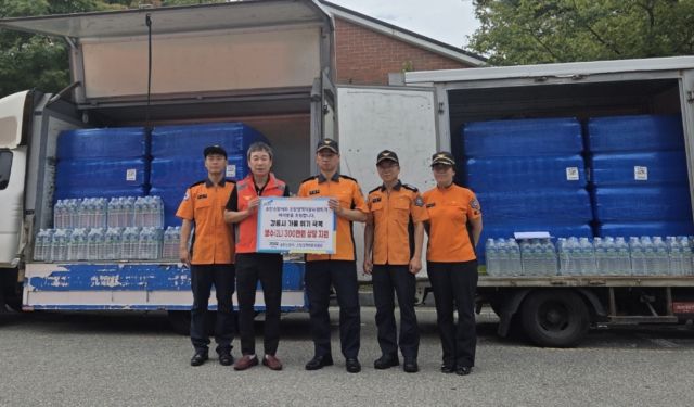 송탄소방서와 소방정책자문위원회가 12일 오전 강릉시 강북 공설운동장에서 가뭄 극복을 위한 생수 기부 행사를 진행하고 있다. 송탄소방서 제공