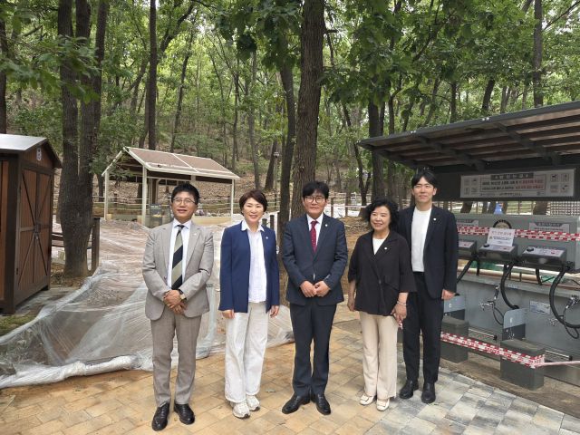 안양시의회 도시건설위원회가 예술공원 맨발산책길 조성 및 벽천광장 정비사업현장을 점검한 뒤 기념촬영을 하고 있다. 안양시의회 제공