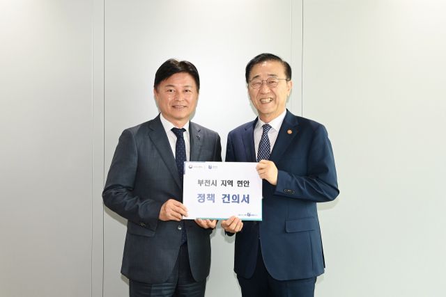 조용익 부천시장(왼쪽)이 지난 12일 국토발전전시관을 방문해 김윤덕 국토교통부 장관에게 부천시 주요 사업 현안을 설명하고, 정부 차원의 전폭적인 지원을 요청하고 있다. 부천시 제공