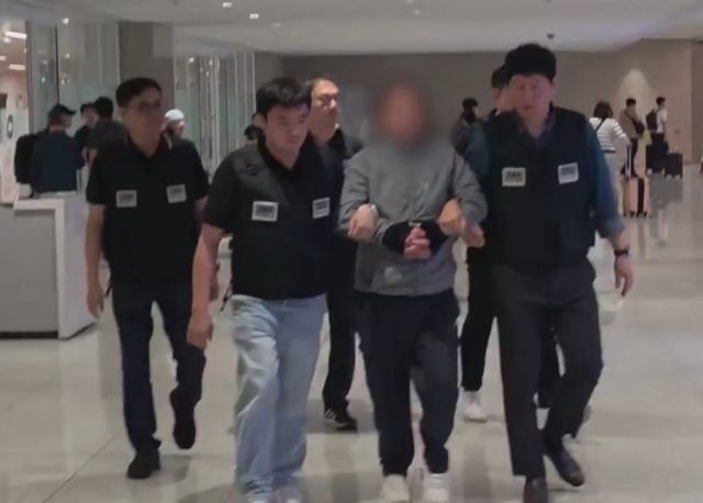 국내에서 코카인을 가공해 판매한 뒤 국외로 도피한 마약 사범이 국내로 송환됐다. 해양경찰청 제공