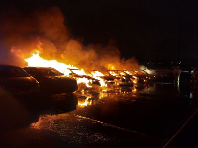 인천 중구 인천항 인근 야적장에서 불이 났다. 인천소방본부 제공