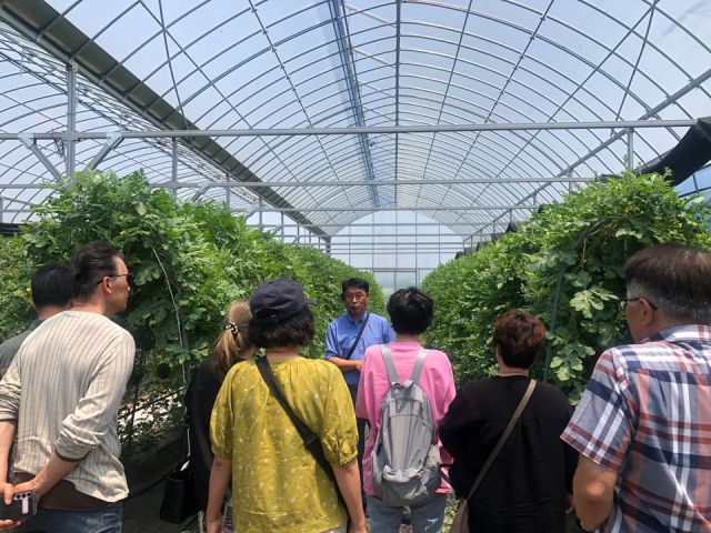 경기도농업기술원 관계자가 귀농·귀촌 희망자들에게 교육을 하고 있다. 경기도청 제공