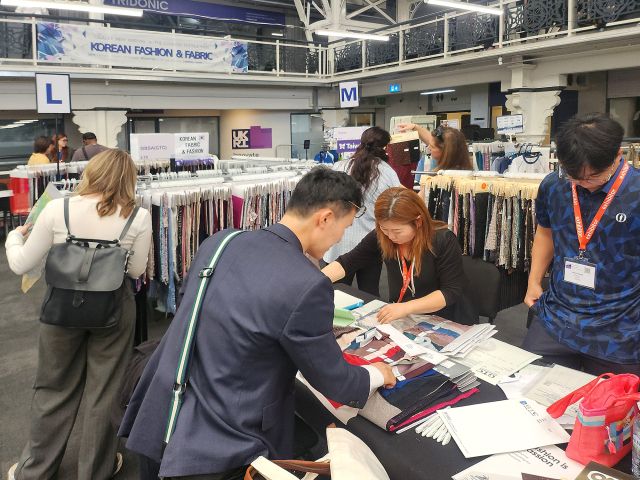 경기도경제과학진흥원이 런던 텍스타일 페어에서 운영한 경기도 공동관 모습. 경과원 제공.