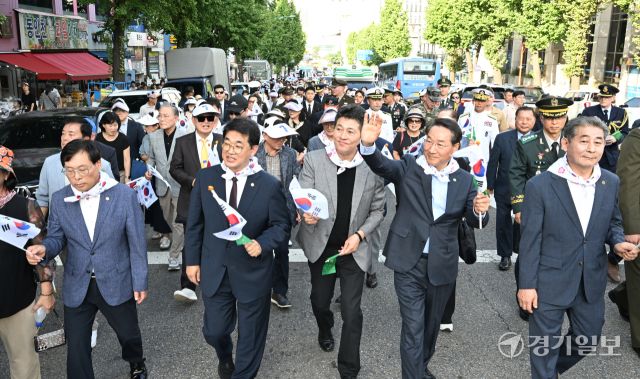 유정복 인천시장이 제75주년 인천상륙작전 기념 시가행진 거리퍼레이드가 열린 14일 인천 동인천역 남광장 인근에서 시민들의 환호 속에 행진하고 있다.조병석기자