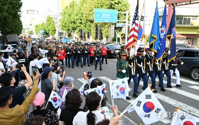 제75주년 인천상륙작전 기념 시가행진 거리퍼레이드가 열린 14일 인천 동인천역 남광장 인근에서 주한미군 의장대 및 미8군단이 시민들의 환호 속에 행진하고 있다.조병석기자