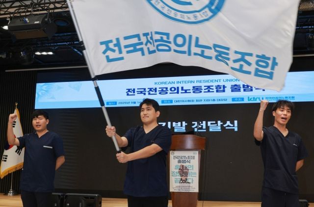 유청준 전국전공위노동조합 위원장이 노조 깃발을 펄럭이고 있다. 연합뉴스