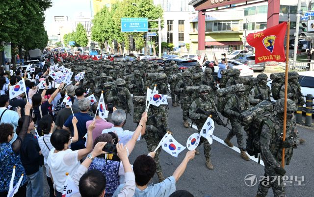 제75주년 인천상륙작전 기념 시가행진 거리퍼레이드가 열린 14일 인천 동인천역 남광장 인근에서 해병대가 시민들의 환호 속에 행진하고 있다.조병석기자