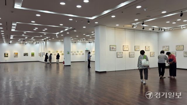 경기아트센터 갤러리에서 진행 중인 ‘제15회 대한민국 청춘 미술대전 특별기획전’에서 참가자 및 관람객들이 작품을 감상하고 있다. 이나경기자