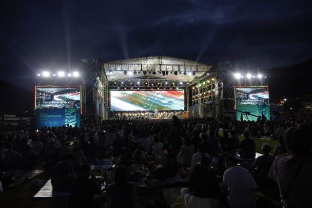 SK하이닉스와 함께하는 2025국제음악제 ‘파크콘서트’에 2천여 명의 이천시민들이 설봉공원 잔디광장에서 다채로운 공연을 관람하고 있다. SK하이닉스 제공.