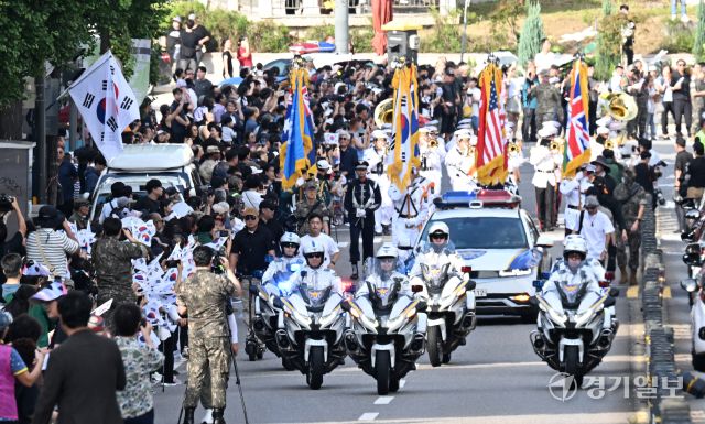 제75주년 인천상륙작전 기념 시가행진 거리퍼레이드가 열린 14일 인천 동인천역 남광장 인근에서 해군, 해병대 의장대가 참전국 국기를 들고 시민들의 환호 속에 행진하고 있다. 조병석기자