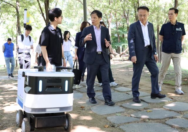 홍동곤 한강유역환경청장(가운데)이 수풀로 양수리를 찾아 AI로봇 ‘수풀로버’의 자율주행 현장을 확인하고 있다. 한강유역환경청 제공