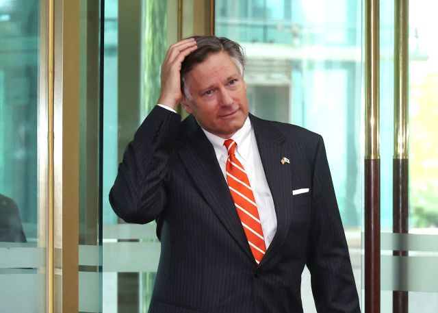 크리스토퍼 랜도 미 국무부 부장관이 14일 조현 외교장관과의 면담을 위해 종로구 정부서울청사 별관에 위치한 외교부를 방문하고 있다. 연합뉴스