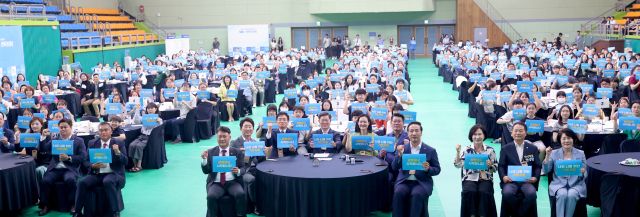 지난 13일 광명시민체육관에서 열린 '제8회 광명시민 500인 원탁토론회' 참석자들이 기념사진을 촬영하고 있다. 광명시 제공