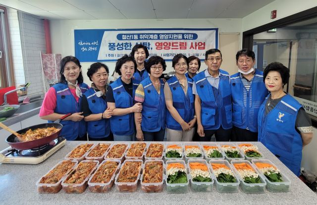광명시 철산1동 지역사회보장협의는 지난 10일 취약계층의 건강한 생활을 돕기 위해 '풍성한 식탁, 영양드림' 사업을 진행했다. 광명시 제공