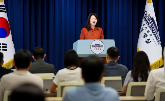 강유정 대통령실 대변인이 14일 용산 대통령실에서 지난 12일 강원도 춘천에서 진행된 강원 타운홀미팅 관련 브리핑을 하고 있다. 연합뉴스