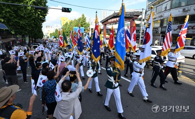 제75주년 인천상륙작전 기념 시가행진 거리퍼레이드가 열린 14일 인천 동인천역 남광장 인근에서 해군 의장대가 참전국 국기를 들고 시민들의 환호 속에 행진하고 있다. 조병석기자