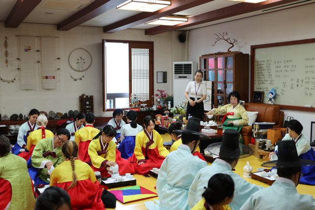 최근 가천대학교 메디컬캠퍼스 인수당에서 열린 ‘다문화가정 한국전통차문화 교육’에서 최소연 한국차문화협회 이사장이 생활다례를 교육하고 있다. 가천대 제공