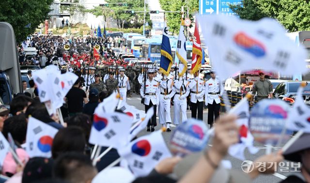 제75주년 인천상륙작전 기념 시가행진 거리퍼레이드가 열린 14일 인천 동인천역 남광장 인근에서 해군, 해병대 의장대가 참전국 국기를 들고 시민들의 환호 속에 행진하고 있다. 조병석기자