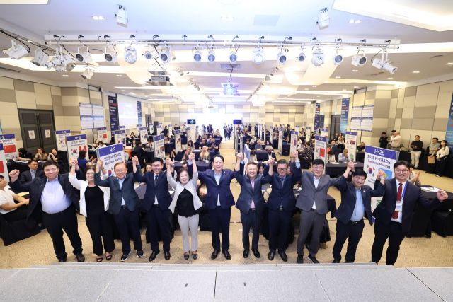 ‘2025 화성시 H-TRADE 해외바이어 초청 수출상담회’에서 참석자들이 기념촬영을 하고 있다.