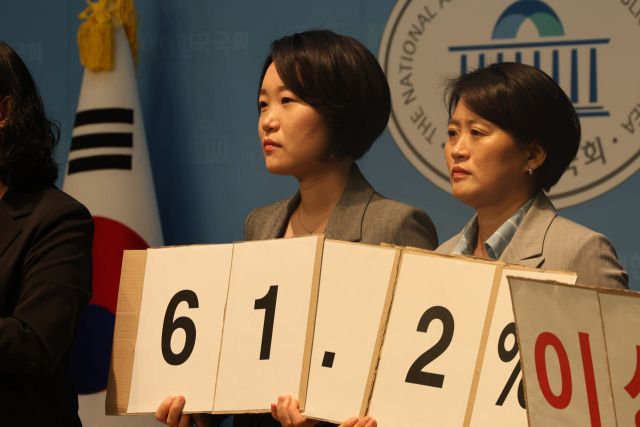 15일 더불어민주당 이소영 의원(왼쪽)이 국회 소통관에서 탄소 감축 목표 설정을 촉구하는 기자회견에 참석했다. 이소영 의원실 제공