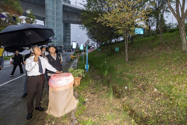 윤환 계양구청장이 공무원들과 계양아라온 아트웨이 조성 현장을 방문, 사전 점검을 하고 있다. 계양구 제공