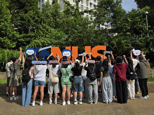 인천시의 공동생활가정 및 위탁세대 중학교 아동들이 싱가포르를 방문하고 기념 촬영을 하고 있다. 초록우산 인천지역본부 제공