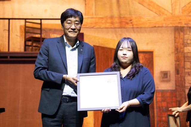 인천광역시자살예방센터가 9일 인천문화예술회관에서 개최한 자살 예방의 날 기념식에서 곽안나 인천일보 기자(오른쪽)가 협회의 자살 예방 유공자 기관 표창을 대리 수상하고 기념촬영을 하고있다. 인천광역시자살예방센터 제공