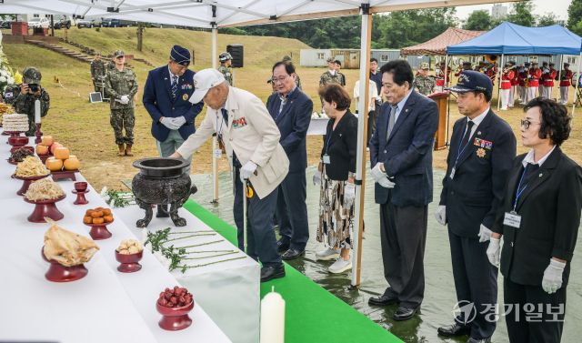 16일 오전 의왕시 모락산 200고지(호계 예비군 훈련장)에서 열린 '6.25 전사자 호국영웅 유해발굴 개토식'에서 6.25 참전 용사 등 참석자들이 분향하고 있다. 본격적인 유해 발굴 작업은 지뢰 제거 확인 및 발굴 작업 장소 확인 후 다음 주부터 진행될 예정이다.