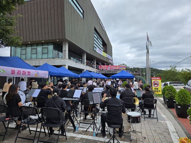의왕시 청계동주민센터는 주민센터에서 청계동 문화한마당 ‘제5회 행복한 동행’을 개최했다. 의왕시 제공