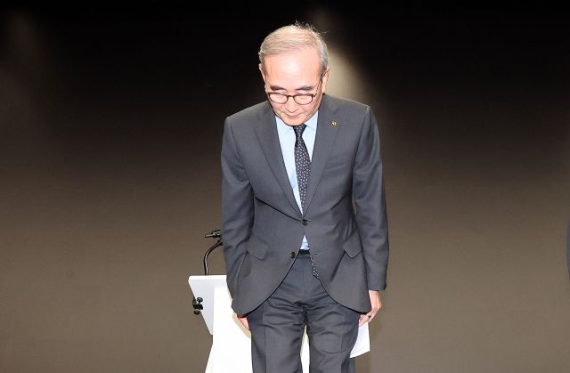 ▲김영섭 KT 사장이 11일 서울 종로구 KT 광화문빌딩 웨스트 사옥에서 소액결제 피해와 관련해 고개 숙여 사과하고 있다. 연합뉴스