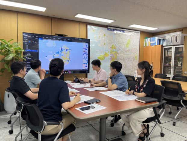 인천시 소속 정책연구팀이 AI 등 새로운 기술을 활용해 시민의 목소리를 365일 24시간 반영할 수 있는 새로운 방법을 연구하고 있다. 인천시 제공