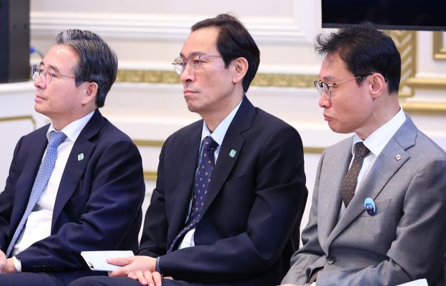 이재명 대통령 취임 100일 기자회견에서 우상호 정무수석(중앙)이 이 대통령 발언을 듣고 있다. 연합뉴스