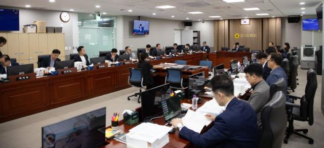 경기도의회 경기도청 예산결산특별위원회가 15일 도의 제2차 추가경정예산안에 대한 첫번째 회의를 하고 있다. 도의회 제공.