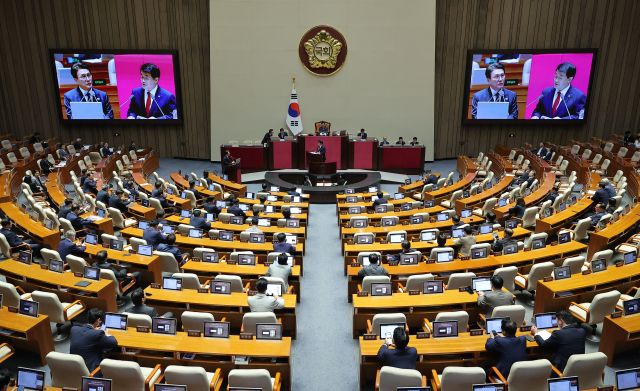 16일 김민석 국무총리가 외교·통일·안보에 관한 대정부 질문이 열리는 국회 본회의장에서 국민의힘 배준영 의원의 질의에 답변하고 있다. 연합뉴스