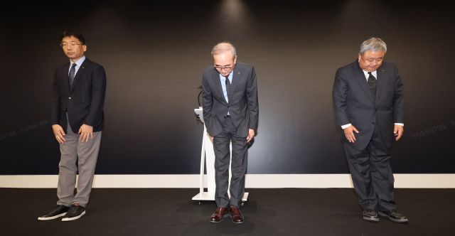 ▲김영섭 KT 사장이 11일 서울 종로구 KT 광화문빌딩 웨스트 사옥에서 소액결제 피해와 관련해 고개 숙여 사과하고 있다. 연합뉴스