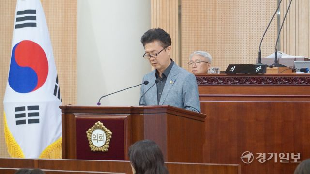 제297회 고양시의회 임시회 마지막날인 15일 열린 본회의에서 이종덕 예결위원장(더불어민주당·비례)이 2025년도 제2회 추가경정예산(안) 심사보고를 하고 있다. 신진욱기자