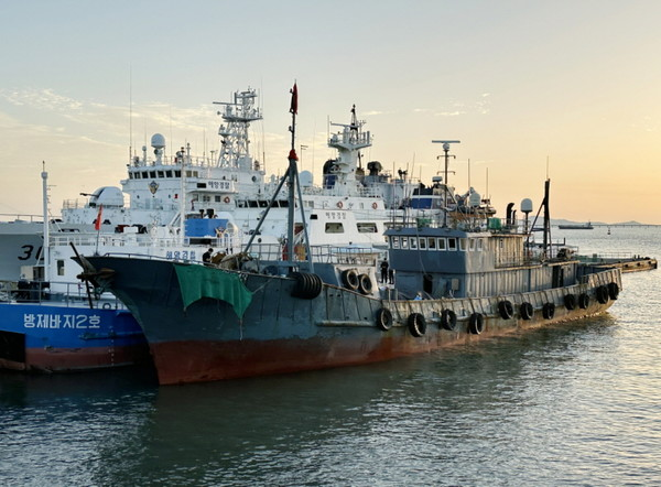 중부지방해양경찰청이 해양경찰 전용부두로 압송한 중국 어선. 중부지방해양경찰청 제공