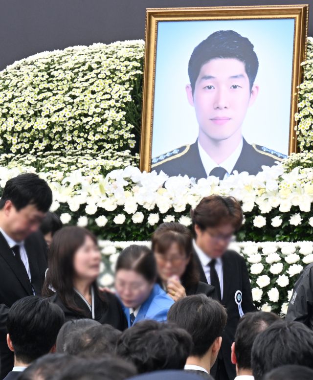 지난 15일 인천 서구 인천해양경찰서에서 영흥도 갯벌에 고립된 70대 중국인을 구조하다 숨진 故 이재석 경사의 영결식에서 유 가족이 오열하고 있다. 경기일보 DB