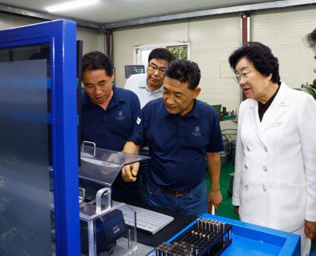 이천시 김경희 시장이 세계 1위 기업인 ㈜스피폭스의 생산 현장을 방문해 자동화 시설 등을 견학하고 있다. 이천시 제공.