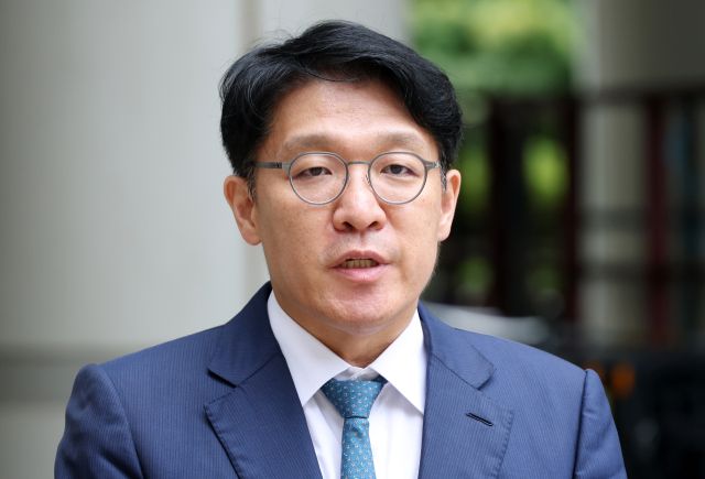 김건희 여사에게 고가의 그림을 건네고 공천을 청탁했다는 의혹을 받는 김상민 전 부장검사가 17일 서울 서초구 서울중앙지법에서 열린 구속 전 피의자 심문(영장실질심사)에 출석하면서 취재진 질문에 답하고 있다. 연합뉴스