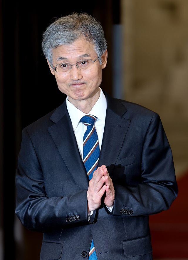 조희대 대법원장이 17일 대법원에서 퇴근하기 위해 이동하며 두 손을 모으고 있다. 연합뉴스