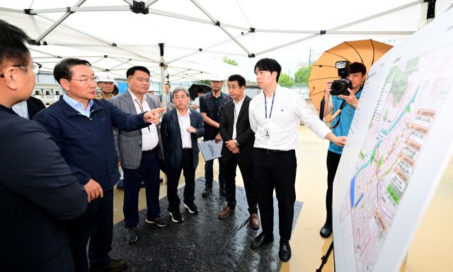 17일 유정복 인천시장이 남동구 남동국가산단 재생사업 공영주차장 조성 현장을 점검하고 있다. 인천시 제공