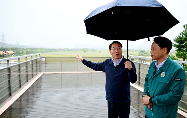 17일 유정복 인천시장이 남동구 소래습지생태공원을 찾아 지역 관광문화 활성화 방안을 점검하고 있다. 인천시 제공