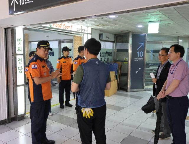 안양소방서는 안양역 지하쇼핑몰과 중앙지하도상가를 대상으로 추석 연휴 대비 현장안전지도를 실시했다. 안양소방서 제공.