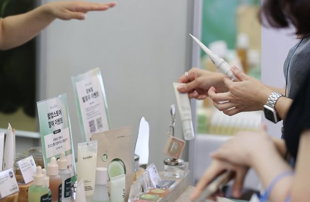 지난 달 28일 서울 동대문디자인플라자에서 '2025 서울뷰티위크'를 찾은 인플루언서들이 화장품을 테스트하고 있다. 연합뉴스