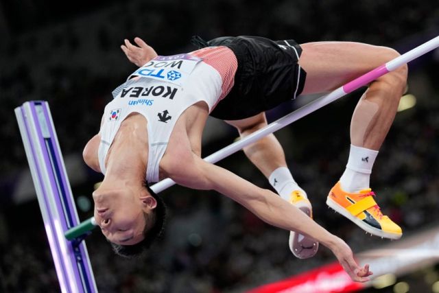 우상혁이 16일 일본 도쿄 국립경기장에서 열린 2025 세계육상선수권대회 남자 높이뛰기 결선에서 2ｍ34를 뛰어 넘고 있다. AP=연합뉴스