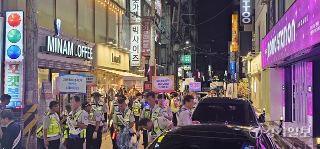 16일 오후 평택경찰서에서 열린 플로깅 합동순찰에서 참석자들이 평택역 상업지구를 돌며 순찰 및 환경정화, 예방활동을 안내하고 있다. 윤동현 기자