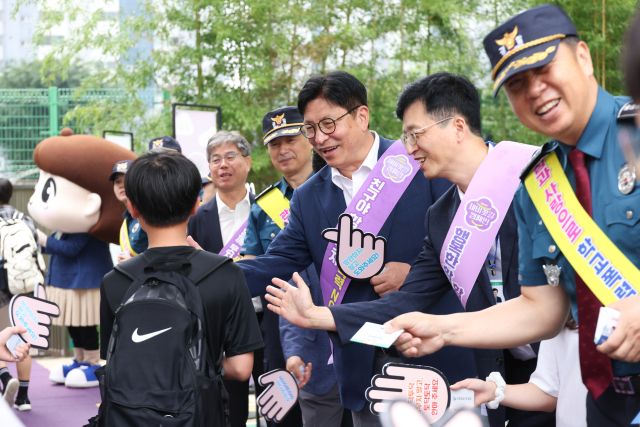 도성훈 인천시교육감이 17일 인천연성초등학교에 피켓을 들고 학생들과 인사하고 있다. 인천시교육청 제공