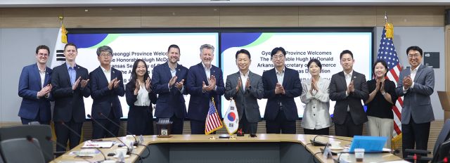 고영인 경기도 경제부지사와 휴 맥도널드 아칸소주 상무장관 등이 16일 도청에서 기념촬영을 하고 있다. 경기도 제공